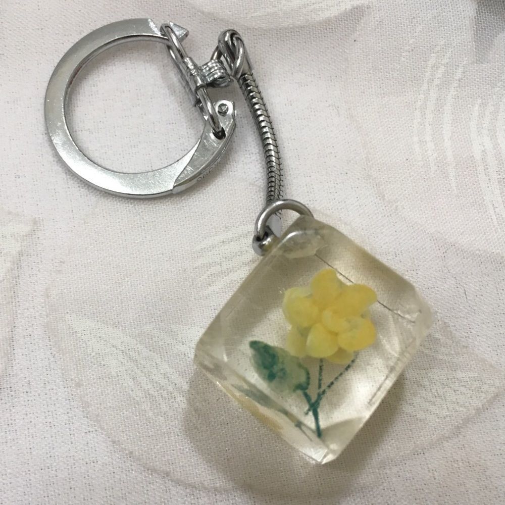 Vintage Lucite Cubed Flower Key Chain - Picture 2 of 3